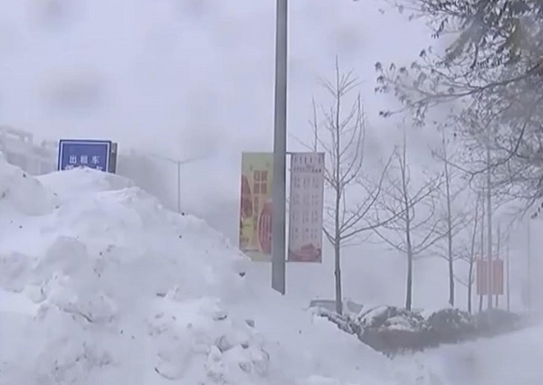 内蒙古通辽降雪46小时积雪深度破纪录 火车“破雪”前行