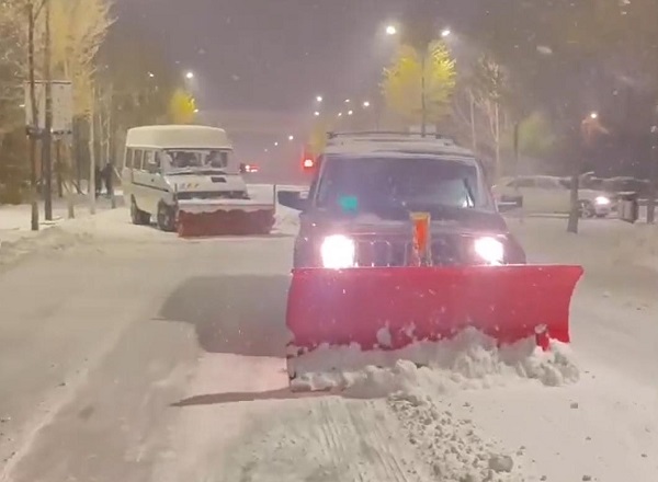 通辽高校师生改装废弃车辆除雪 如此铲雪车特别亮眼