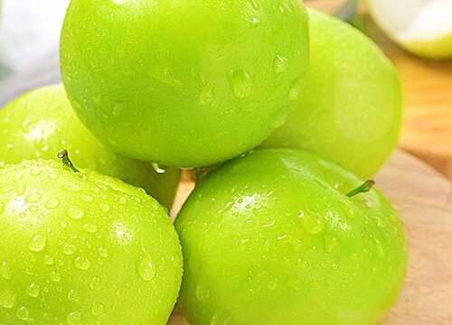 绿色的水果像大枣像苹果一样（一种像枣子的椭圆水果）