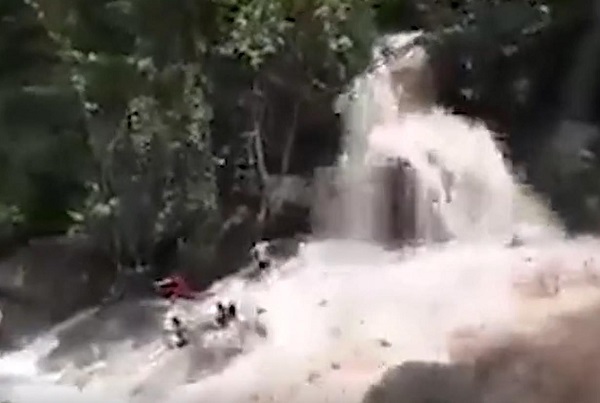 瀑布1分钟变山洪 菲律宾一家人被冲走遇难